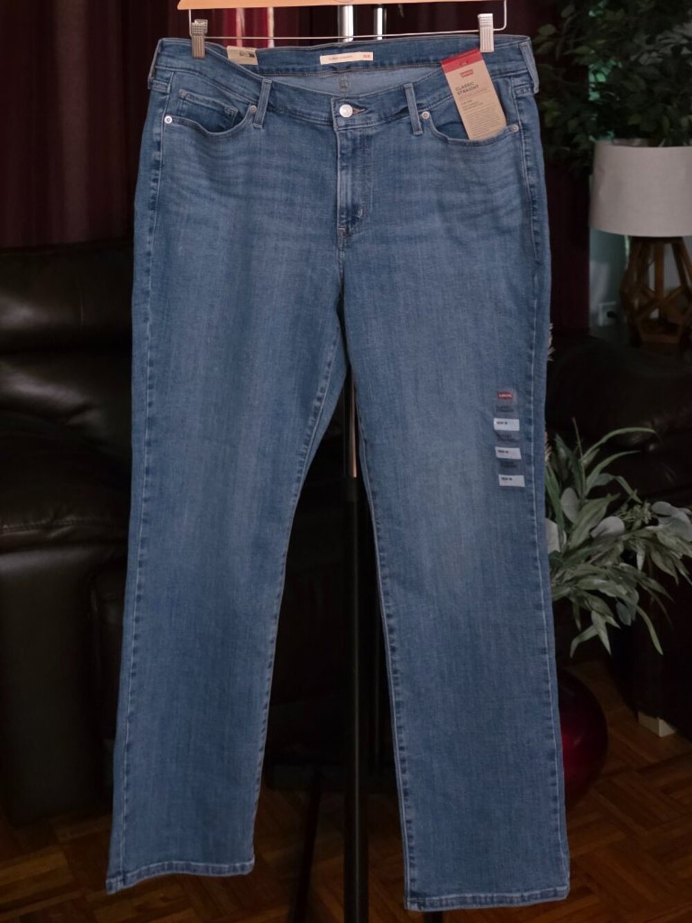 LEVI'S Classic Straight Jean!